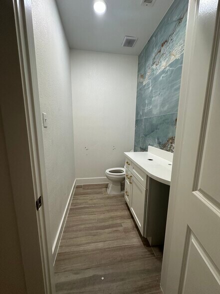 More Photos Of 2955 S Sam Houston Pky E, Houston Flex For Lease