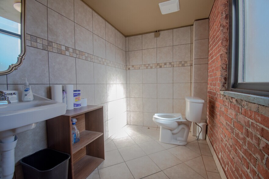 More Photos Of 322 E Don Tyler Ave, Dewey Storefront For Sale