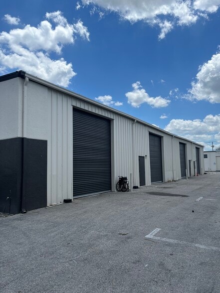 More Photos Of 3906 Arnold Ave, Naples Warehouse For Lease