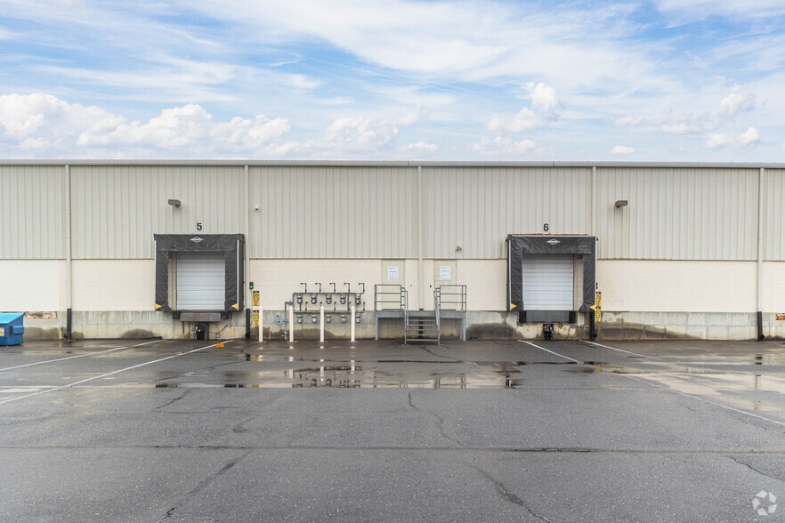 More Photos Of 323A Fairfield Rd, Freehold Light Distribution For Lease