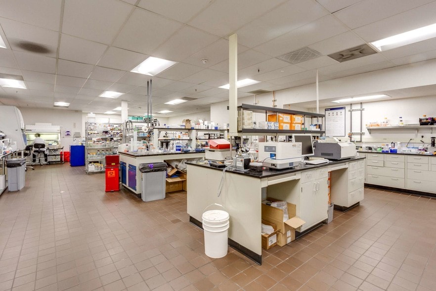 More Photos Of 1933 Davis St, San Leandro Storefront Retail Office For Lease