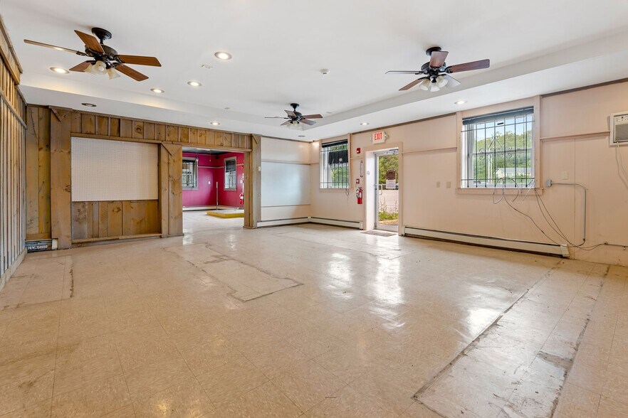 More Photos Of 28 Collins St, Seabrook Flex For Sale