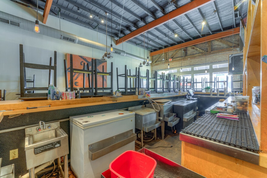 More Photos Of 940-942 S Cooper St, Memphis Storefront For Lease