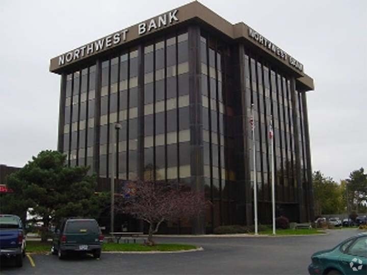 More Photos Of 2550 Middle Rd, Bettendorf Office For Lease