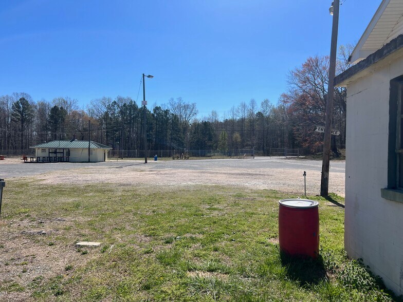 More Photos Of 1625 N US Highway 29, Salisbury Flex For Sale