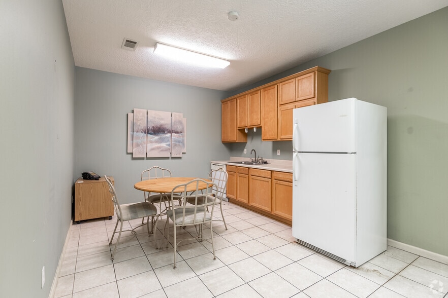 More Photos Of 6735 Theall Rd, Houston Light Manufacturing For Sale