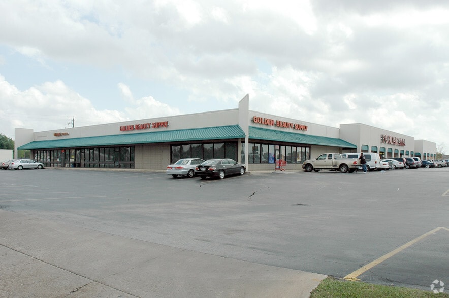 Primary Photo Of 15907-15917 S Post Oak Rd, Houston General Retail For Lease