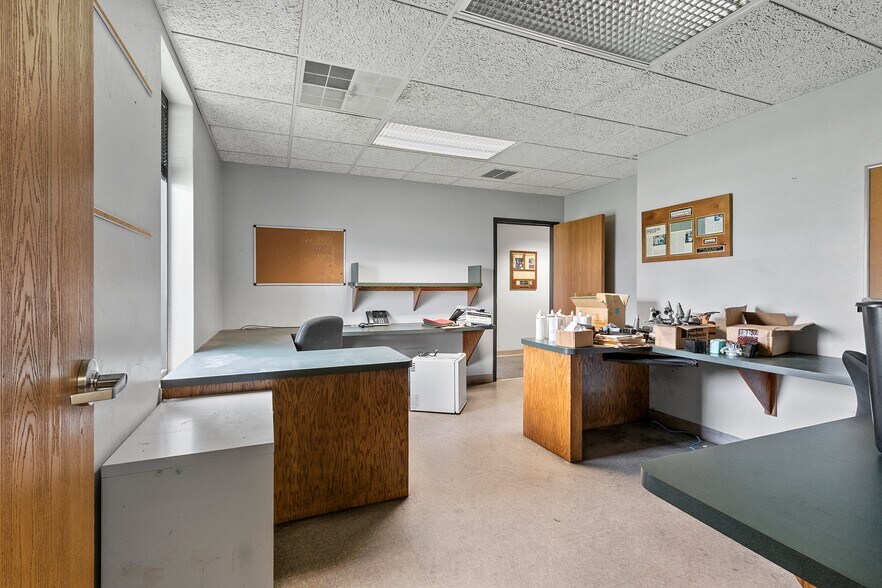 More Photos Of 3300 Commodity Ln, Green Bay Manufacturing For Sale