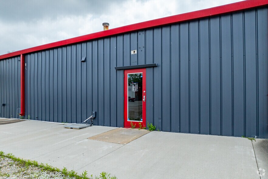 More Photos Of 1617 NE 51st Ave, Des Moines Warehouse For Lease