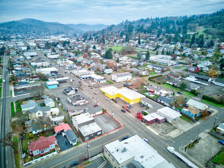 More Photos Of 1560 SE Stephens St, Roseburg Freestanding For Sale