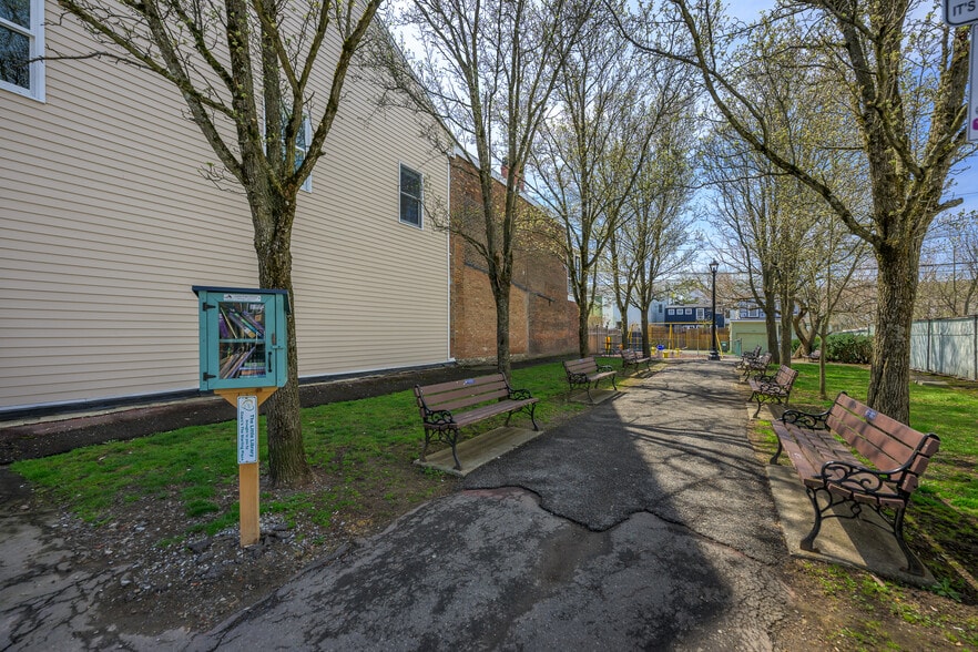 More Photos Of 237 Warren St, Hudson Storefront Retail Residential For Sale