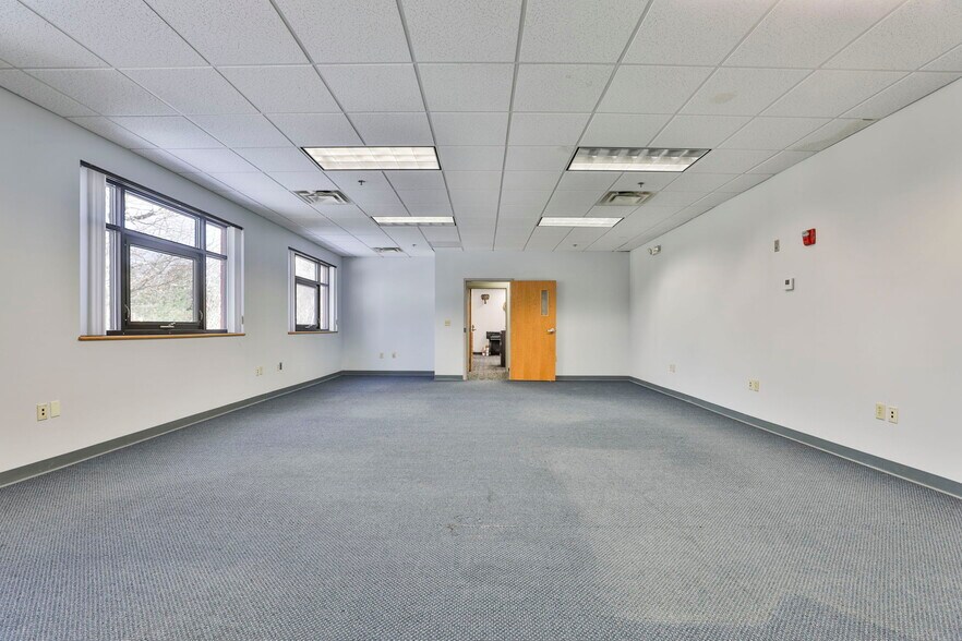 More Photos Of 7 Wall St, Windham Office For Lease
