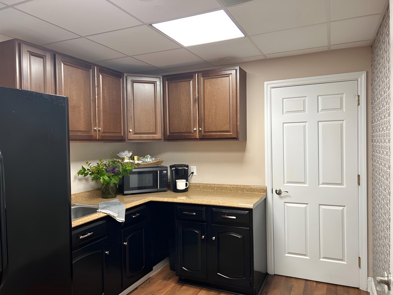 More Photos Of 111 Centerville Rd, Lancaster Office For Lease