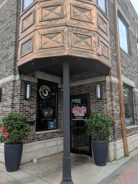 More Photos Of 34 S Main St, Mount Prospect Storefront For Sale