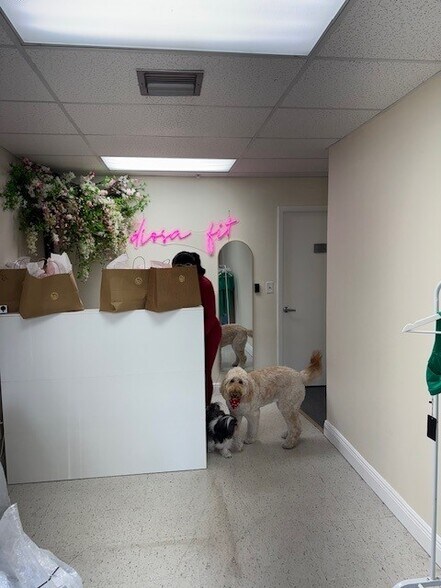 More Photos Of 3001-3017 Greene St, Hollywood Showroom For Lease