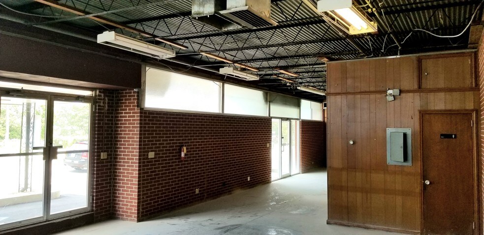More Photos Of 5037 Peachtree Rd, Chamblee General Retail For Sale