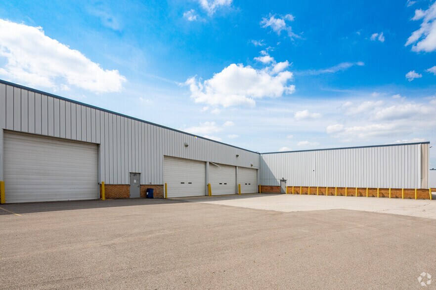 More Photos Of 2200 S Mount Prospect Rd, Des Plaines Distribution For Lease