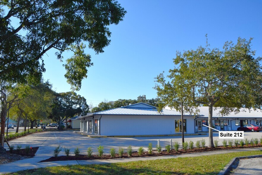 More Photos Of 200-220 Hibiscus St, Jupiter Storefront For Lease