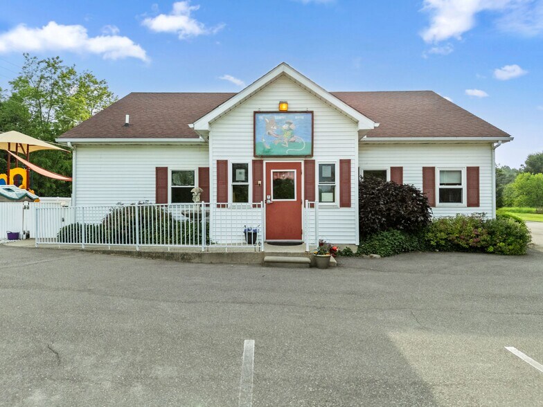 Primary Photo Of 7739 Clyde Rd, Fenton Specialty For Sale