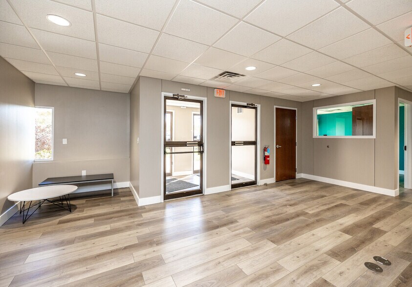More Photos Of 3709 N Harrison St, Davenport Office For Sale