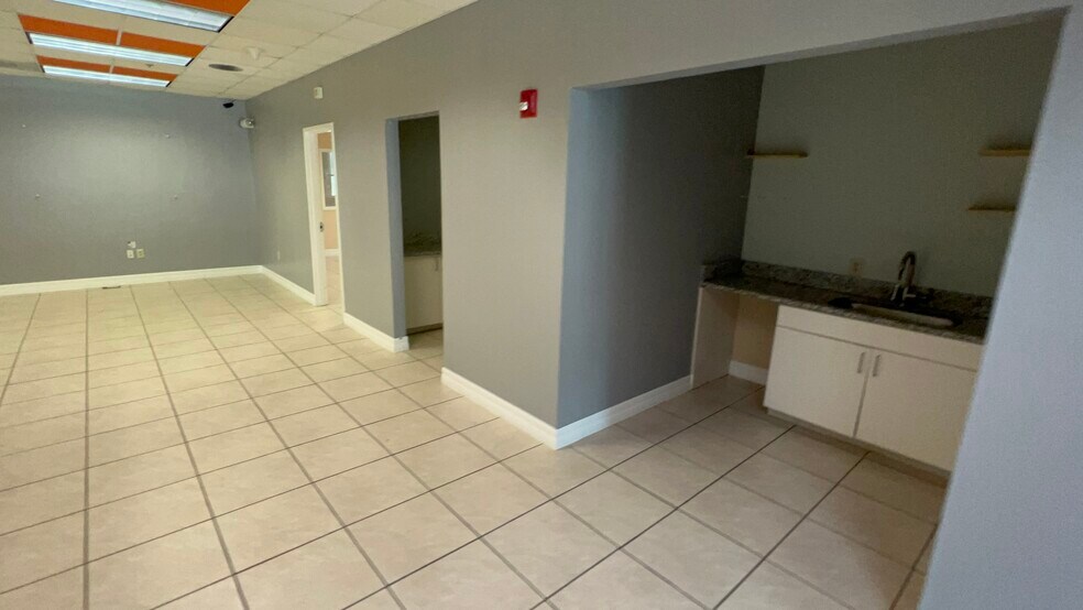 More Photos Of 4940 Bayline Dr, North Fort Myers Warehouse For Lease