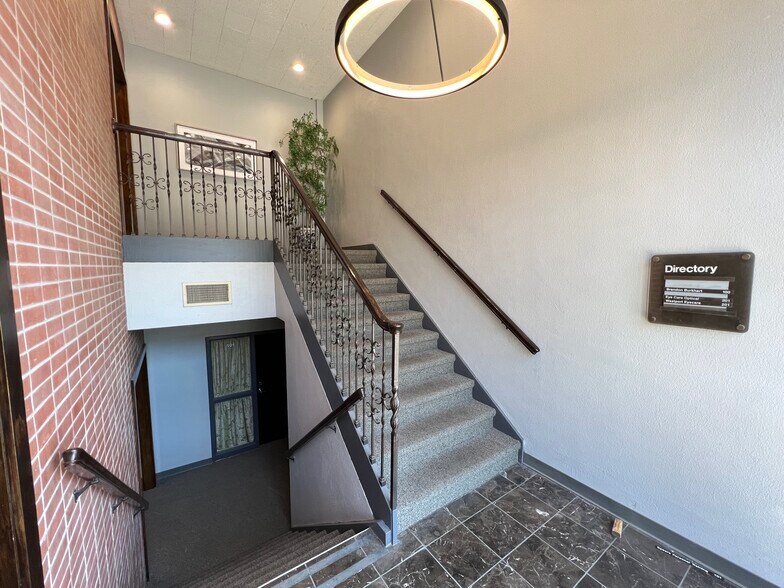 More Photos Of 4233 Roanoke Rd, Kansas City Office For Lease
