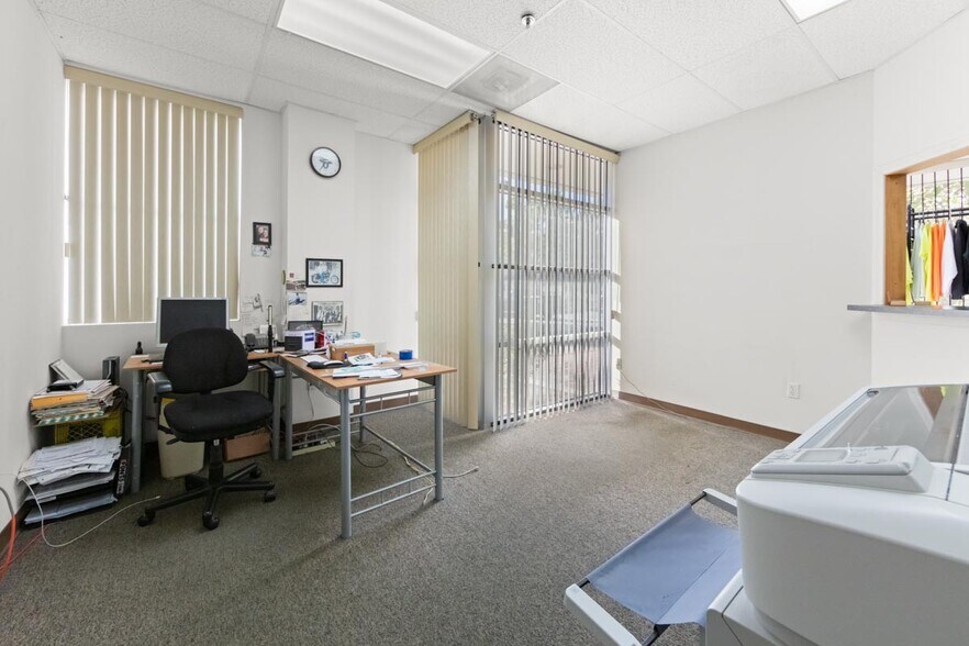 More Photos Of 661 Cochran St, Simi Valley Manufacturing For Sale
