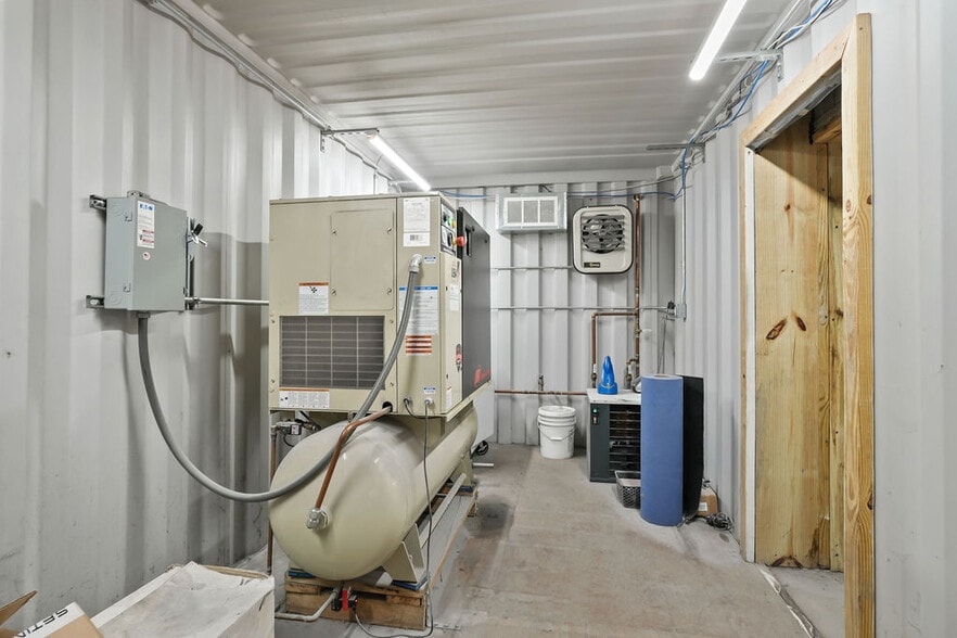 More Photos Of 3 Lower Rd, Lincoln Auto Repair For Sale