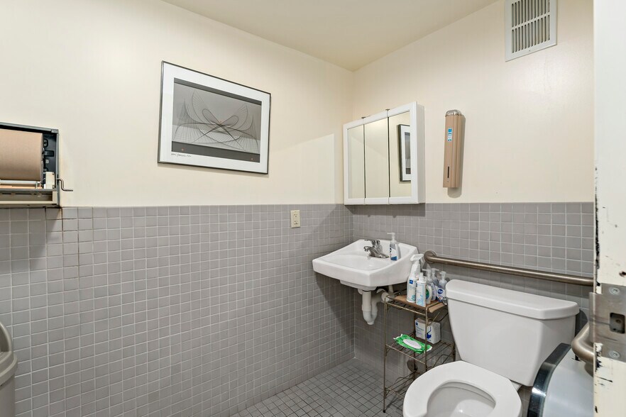 More Photos Of 7125 Saltsburg Rd, Pittsburgh Medical For Sale