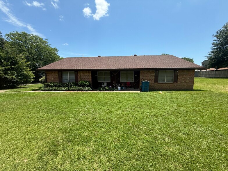 Primary Photo Of 1007 Richey Dr, Gladewater Apartments For Sale