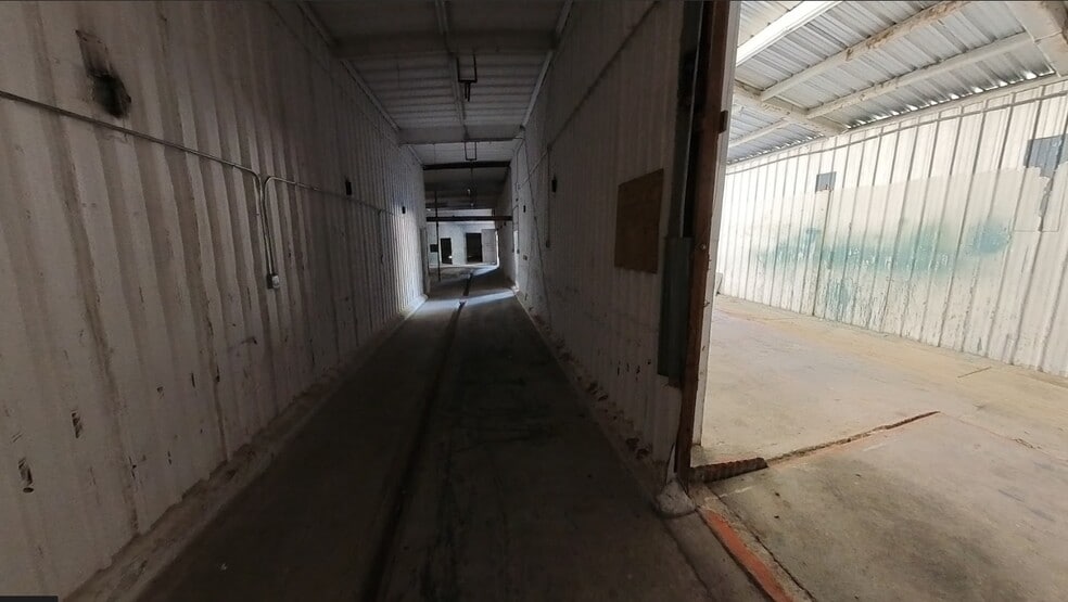 More Photos Of 401 Industrial Park Ln, Willis Warehouse For Sale