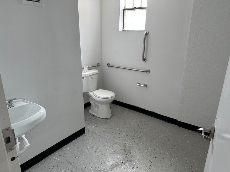 More Photos Of 7532-7550 N Milwaukee Ave, Chicago General Retail For Lease