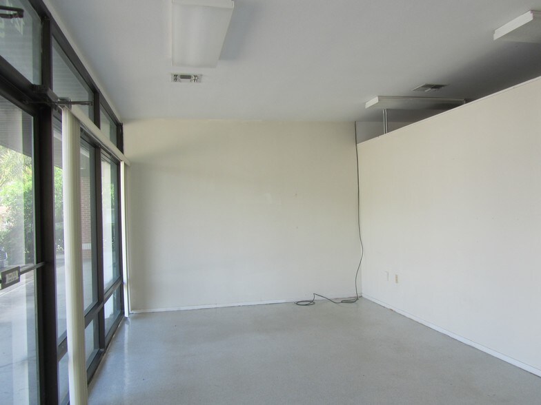 More Photos Of 1205-1211 W Austin St, Port Lavaca Office For Sale