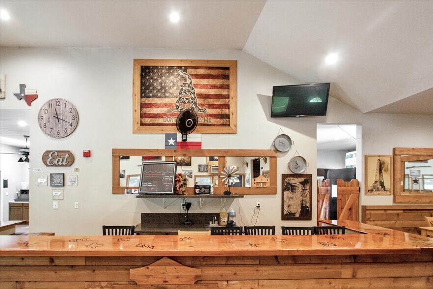 More Photos Of 3710 Waterwood Pass, Elmendorf Restaurant For Sale