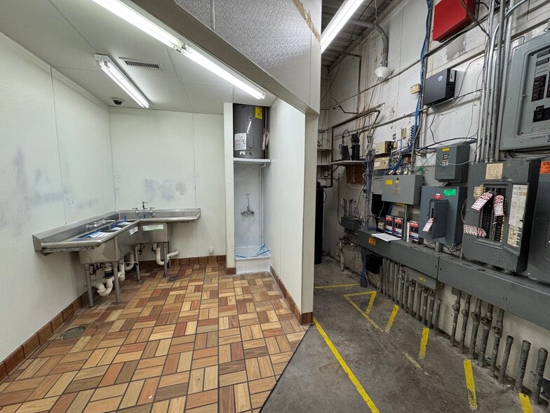 More Photos Of 5450 Monona Dr, Madison Service Station For Sale