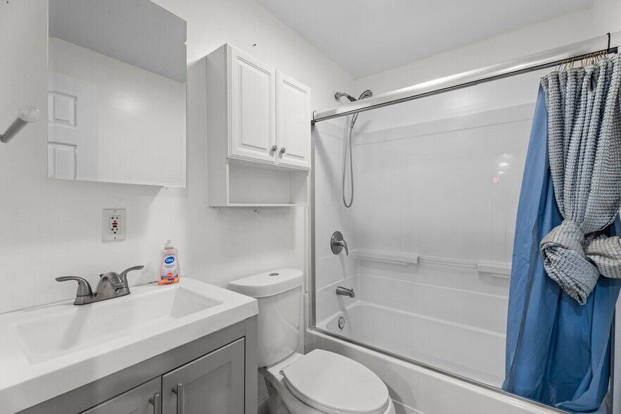 More Photos Of 264 Vauxhall St, New London Warehouse For Sale
