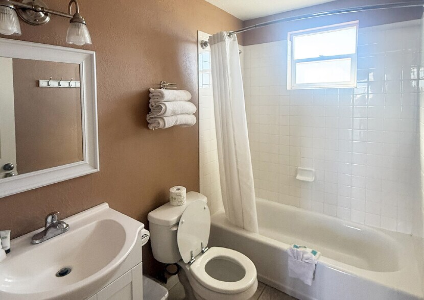 More Photos Of 2383 Route 66, Santa Rosa Hotel For Sale