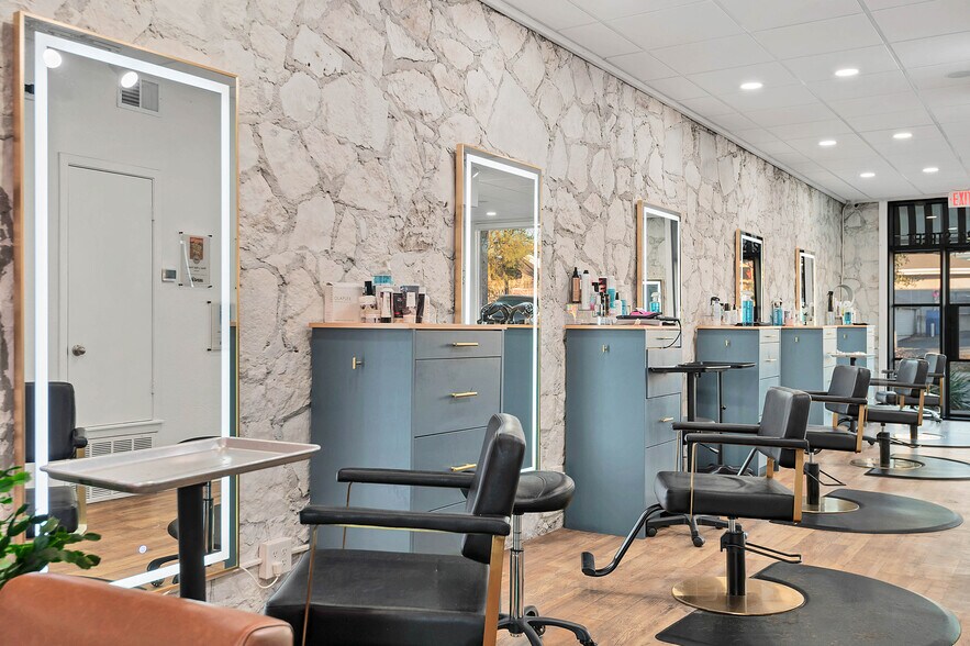 More Photos Of 1001 W 34th St, Austin Freestanding For Lease