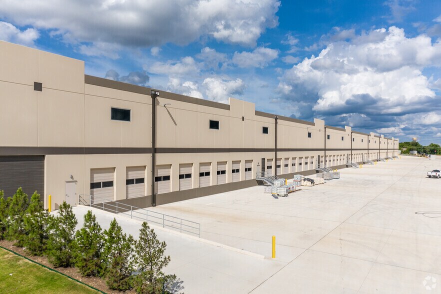 More Photos Of 1980 Kohlers Crossing, Kyle Warehouse For Lease