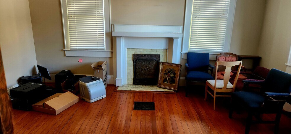 More Photos Of 303 W Trade St, Dallas Office For Sale