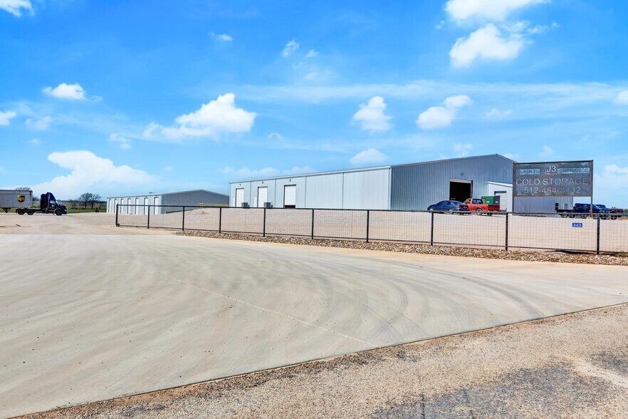 More Photos Of 343 Miracle Mile, Stonewall Warehouse For Lease