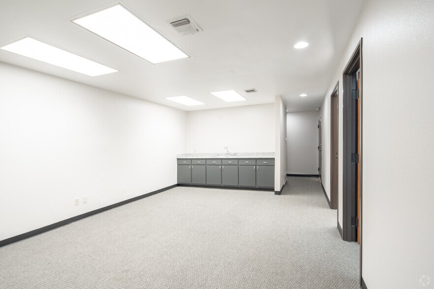 More Photos Of 1140 W Pioneer Pky, Arlington Office For Lease