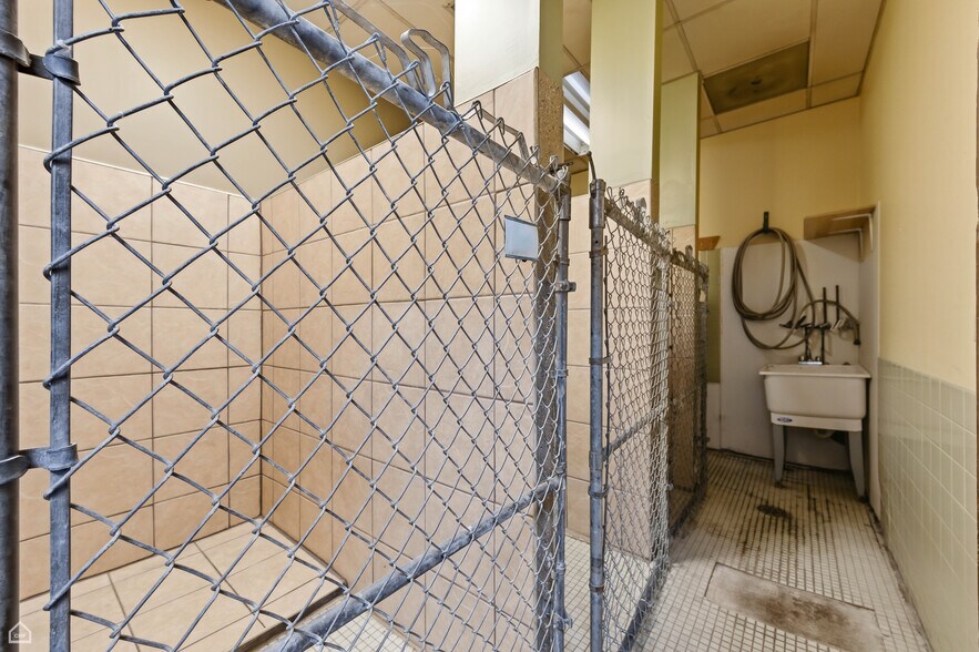 More Photos Of 8507 S Roberts Rd, Justice Veterinarian Kennel For Sale