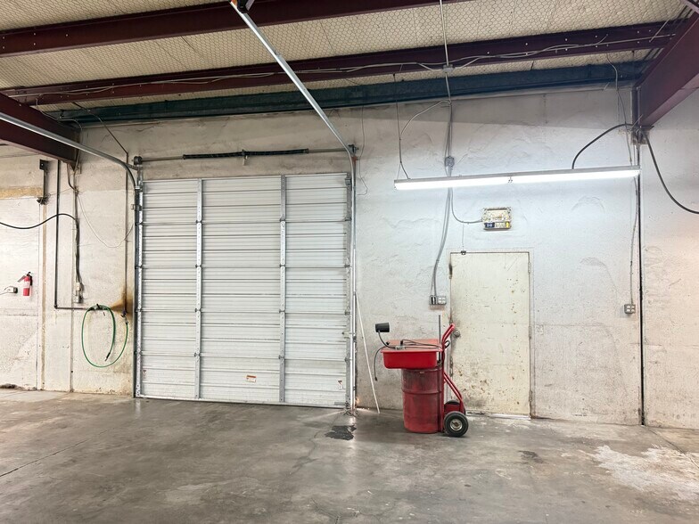 More Photos Of 11104 N Lamar Blvd, Austin Showroom For Lease