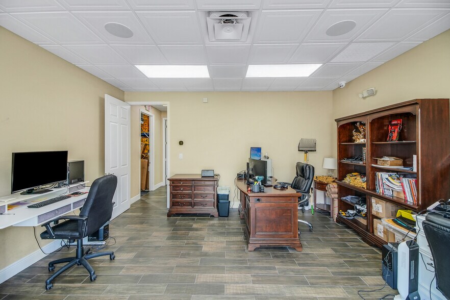More Photos Of 1818 Greenleaf Ln, Leesburg Warehouse For Sale