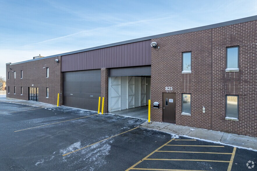 More Photos Of 815-835 Blackhawk Dr, Westmont Warehouse For Lease