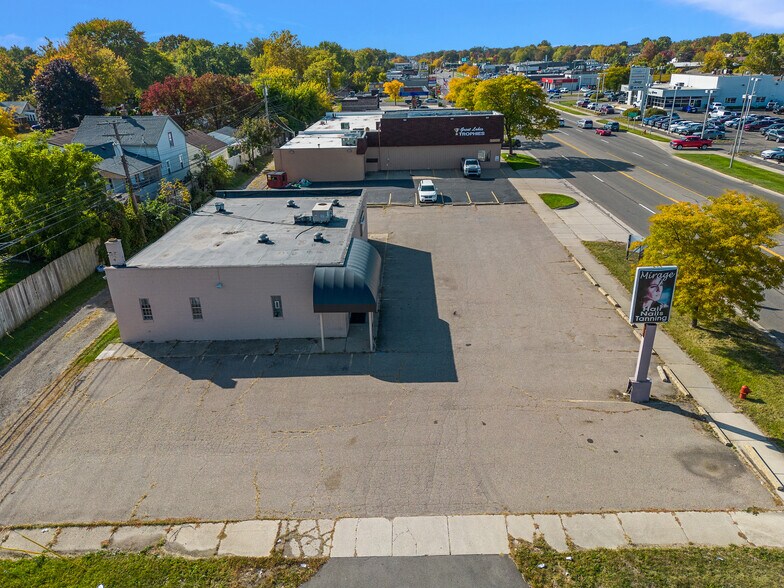 More Photos Of 32611 Ford Rd, Garden City Freestanding For Lease
