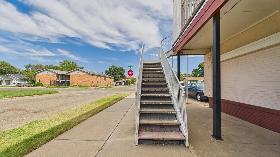 More Photos Of 2123 15th St, Lubbock Apartments For Sale