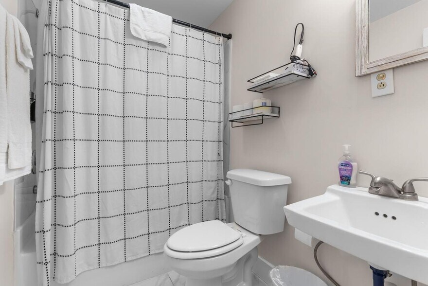 More Photos Of 509 W Main St, Fries Hotel For Sale