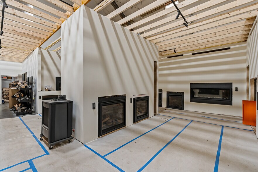 More Photos Of 1960 E Main Rd, Portsmouth Freestanding For Sale